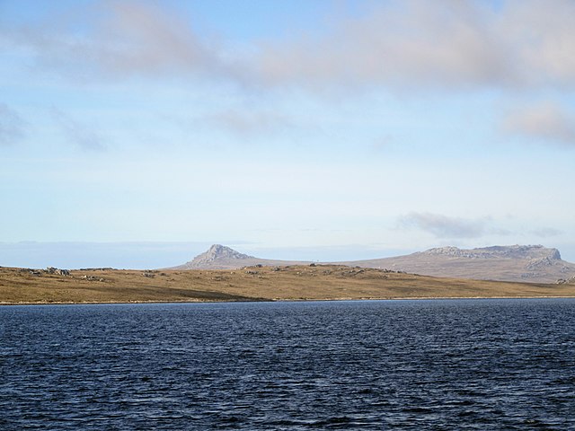 Charles Darwin alle Isole Falkland 2 Immagine che contiene aria aperta, nuvola, cielo, natura Descrizione generata automaticamente