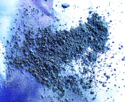 Tracce di pigmento blu su macine di 34.000 anni fa: nuovi dati sulla relazione tra gruppi umani e piante nel Paleolitico superiore